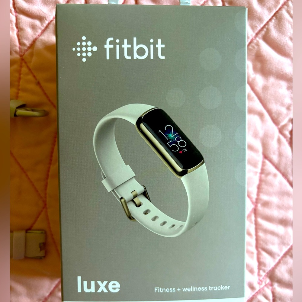 Fitbit Luxe in working condition with additional bands